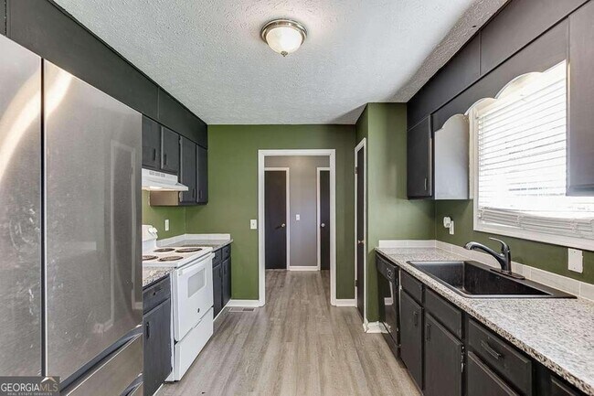 Building Photo - 2193 Kings Forest Dr SE