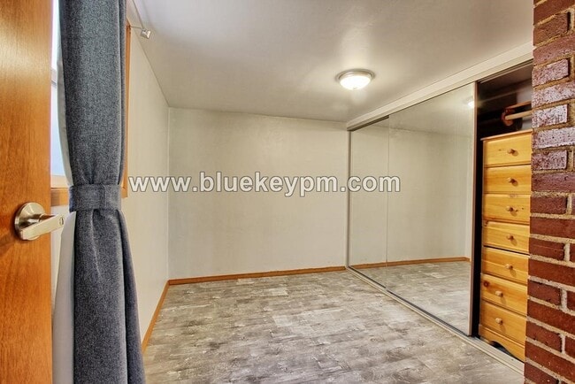 Building Photo - Spacious  3 Bed, 1 Bath  Daylight Basement Apartment in Markham