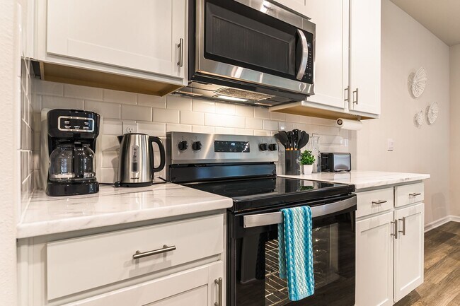 Building Photo - Turn Key Furnished 3 Bed, 2 Bath Home in S...