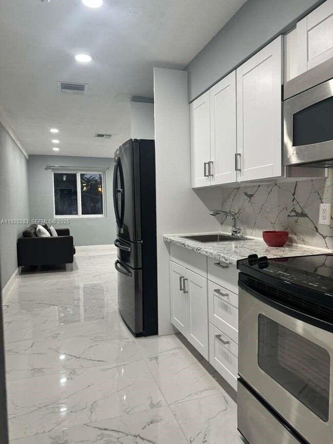 Building Photo - 4960 SW 28th Terrace