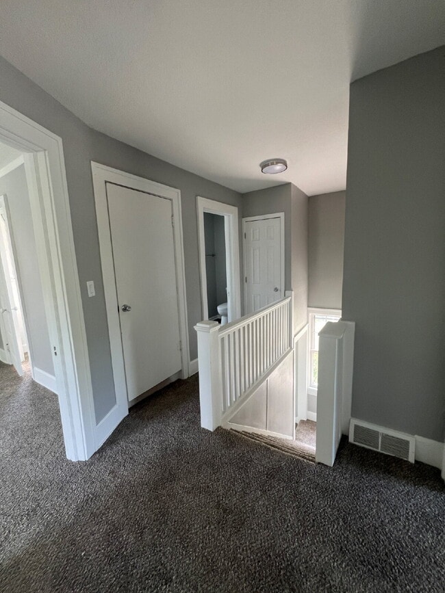 Building Photo - 3 bedroom / 2 bathroom home with Fenced Ba...