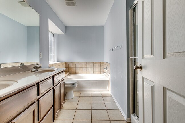 Building Photo - Edmond Schools + 4 bedrooms