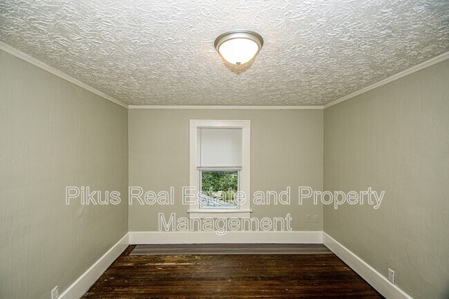 Building Photo - 487 Crouse St