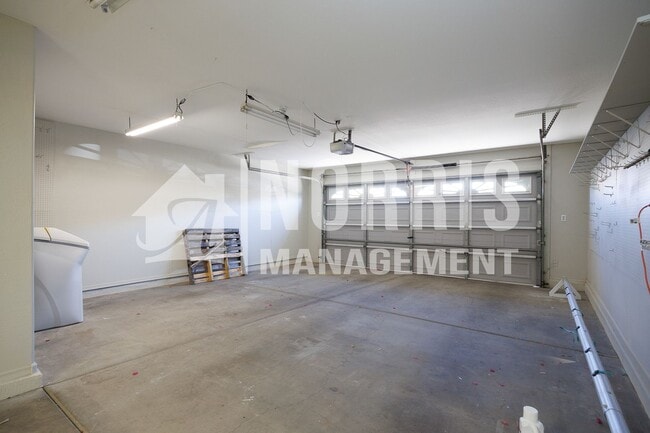 Building Photo - 1553 E Alba Dr