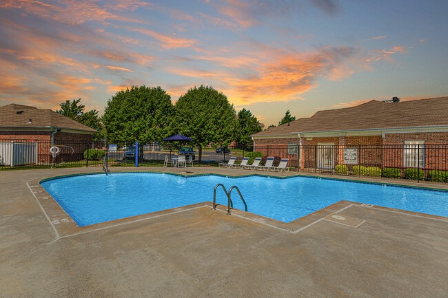 Building Photo - Villas at North Oak