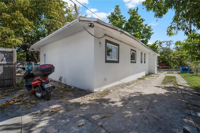 Building Photo - 1114 SW 13th Ct