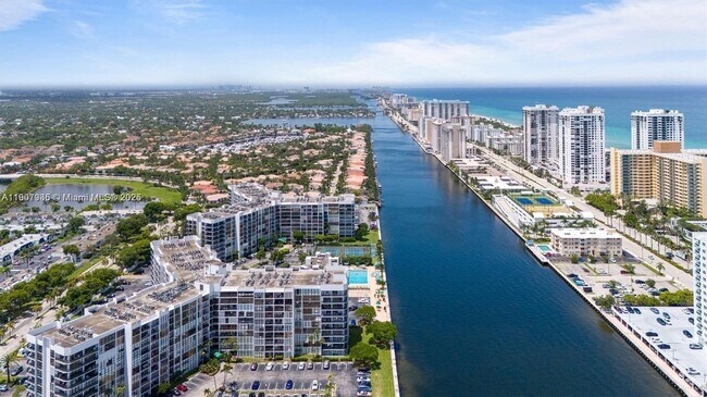 Building Photo - 800 Parkview Dr