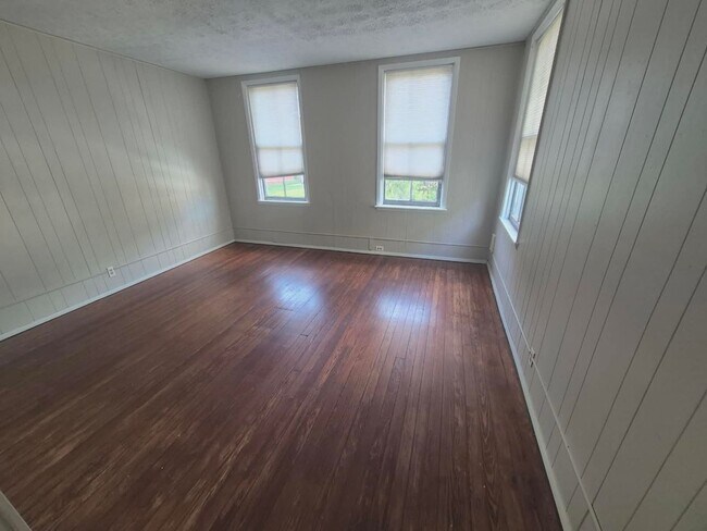 Building Photo - 417 Emma St