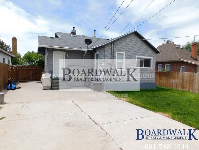 Building Photo - 657 Warnock Ave