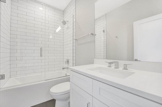 Building Photo - 562 W 18th St
