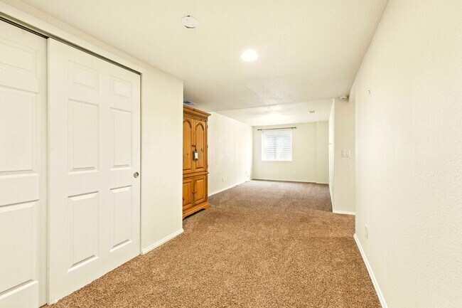 Building Photo - Amazing 3 Bed 4 Bath Highlands Ranch House...