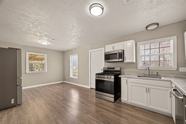 Building Photo - 1221 Parkway Dr