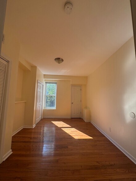 Building Photo - 169 Christopher Columbus Dr