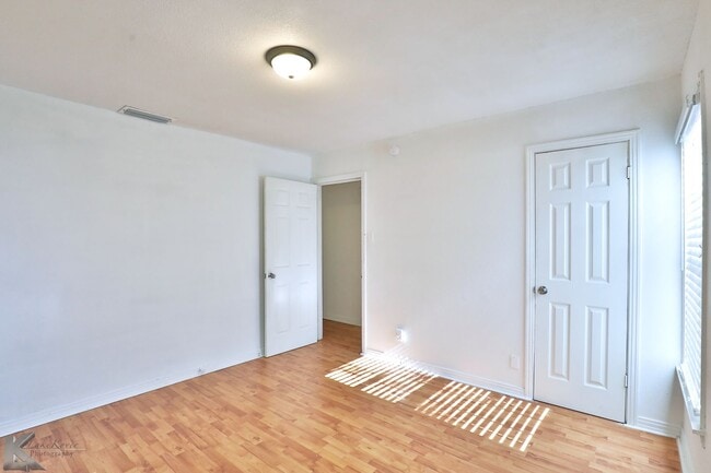 Building Photo - 3 BEDROOM,  Kitchen appliances, NEW INTERIOR PAINT! 6 MONTH LEASE AVAILABLE!
