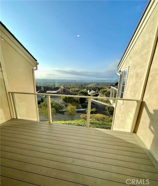Building Photo - 6 Saros
