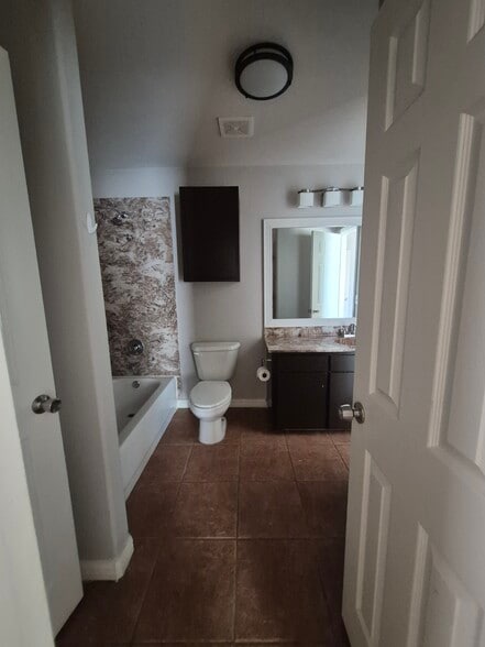 Building Photo - 617 DFW Dr