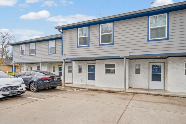 Building Photo - Spacious Rental Minutes from Downtown Nashville!