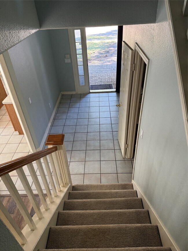 Building Photo - 523 Earls Ct Dr