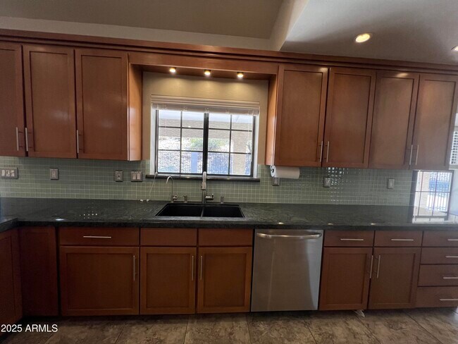 Building Photo - 15230 N Blackbird Dr