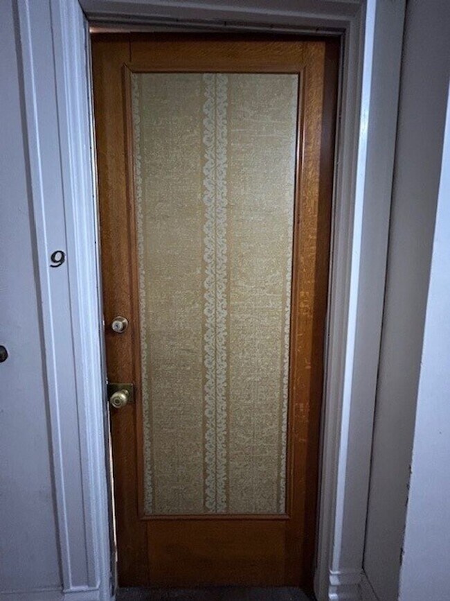 Building Photo - Spacious Remodeled 1 Bedroom conveniently ...