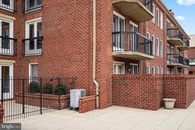 Building Photo - 800 S St Asaph St