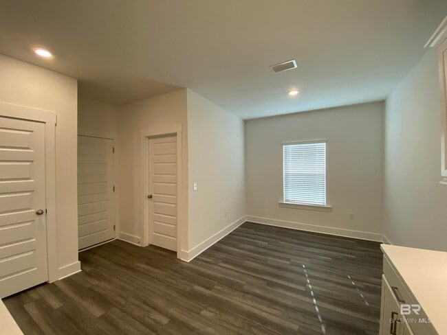 Building Photo - 510 Hardwood Ave