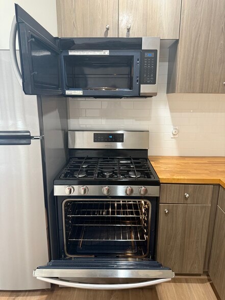 Samsung Range / Oven - 17606 Roscoe Blvd