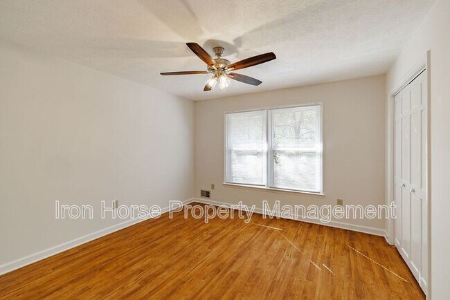 Building Photo - 1060 Windbrooke Ct