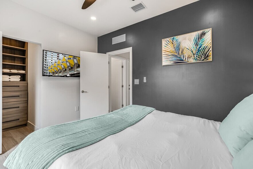 Building Photo - 828 SW 14th Ct