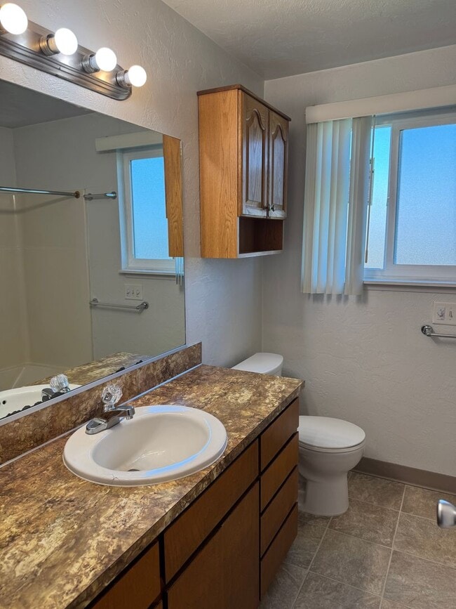 Building Photo - 2 bedroom 1 bath duplex in Cottage Grove!