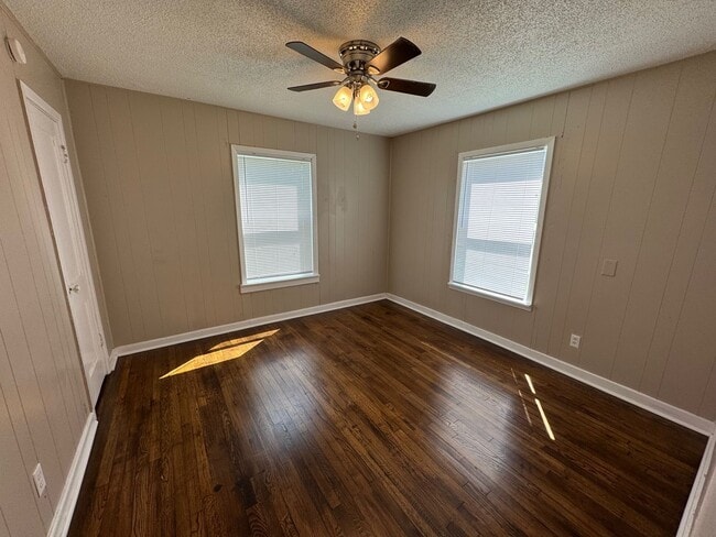 Building Photo - Beautifully Maintained South Waco Home