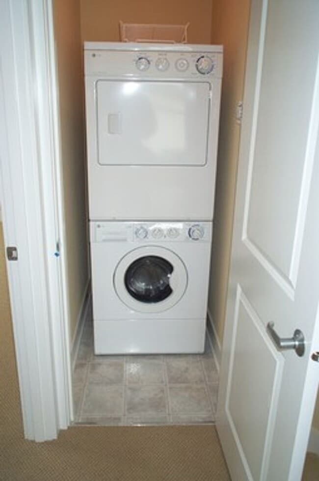 Building Photo - Ballard Townhouse