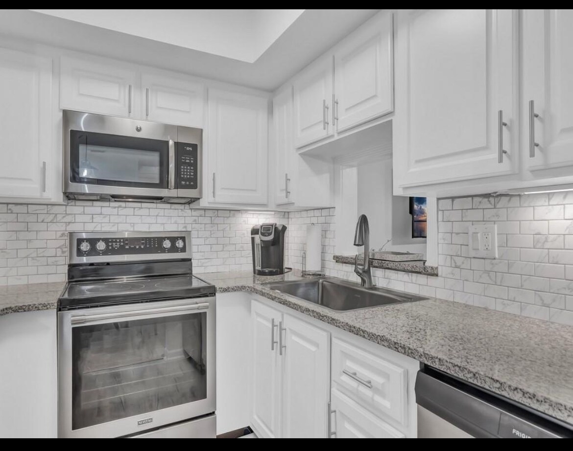 Building Photo - 1860 Robalo Dr