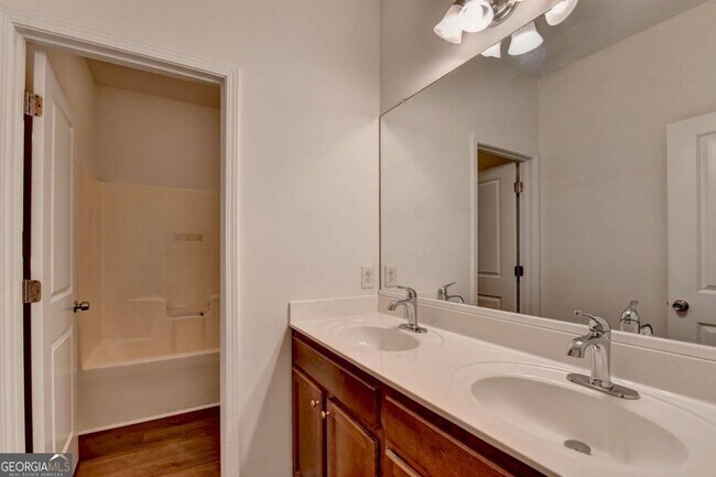 Building Photo - 979 Parkside Wood Ct