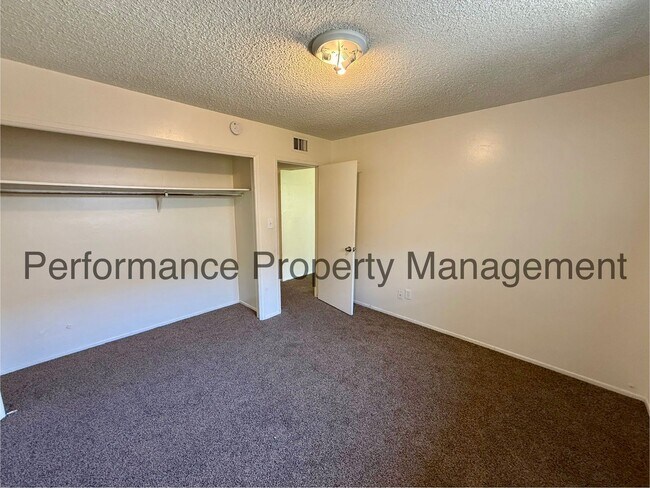 Building Photo - 5060 Easton Dr