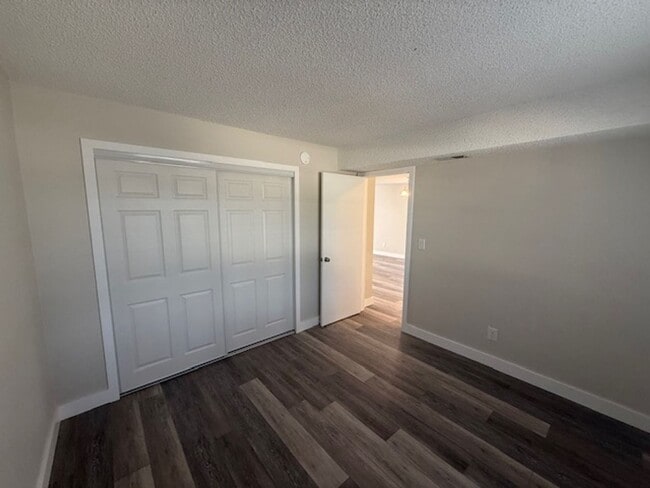 Building Photo - 2 Bedroom/1 Bathroom Apartment