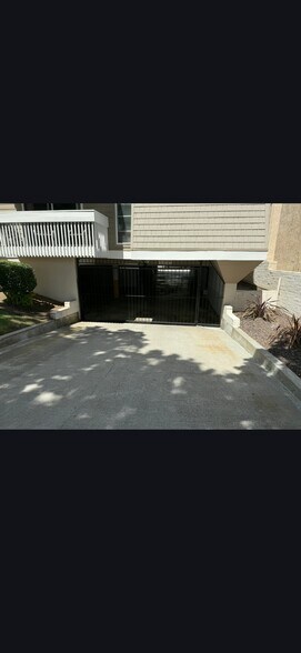 Building Photo - 512 E Ave