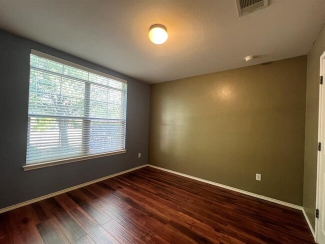 Building Photo - 9504 Castle Pines Dr