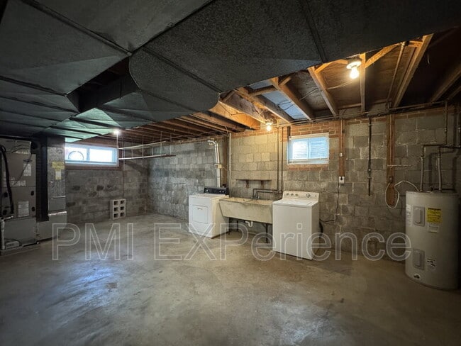 Building Photo - 6405 Roberts Dr