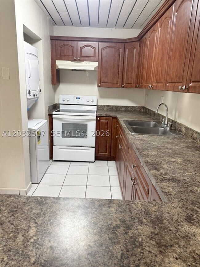 Building Photo - 10000 NW 80th Ct