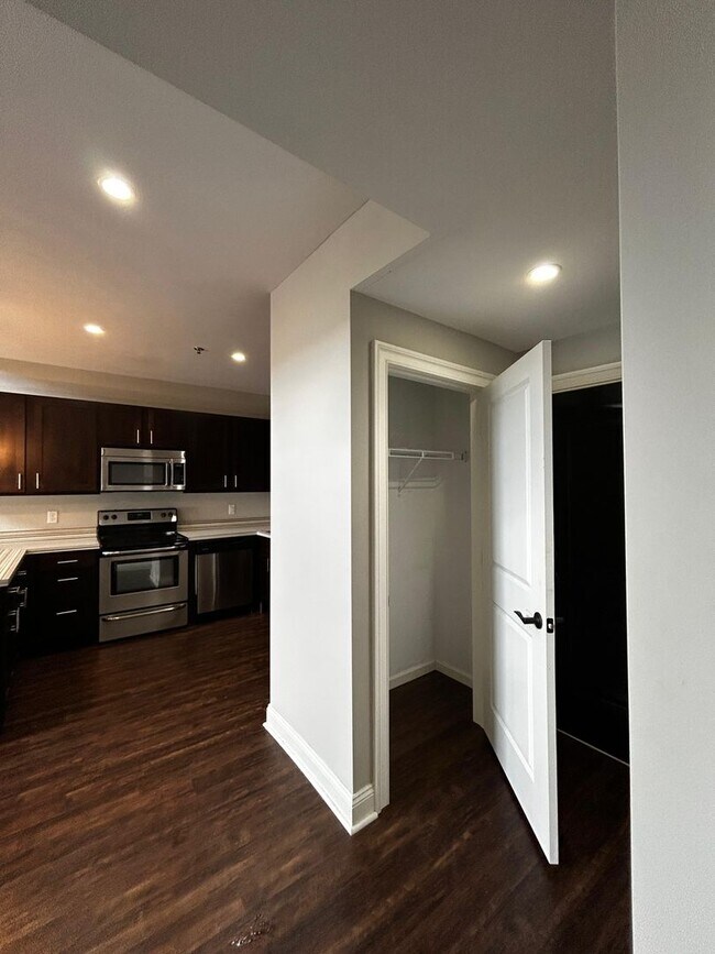 Building Photo - 970 Ridge Ave