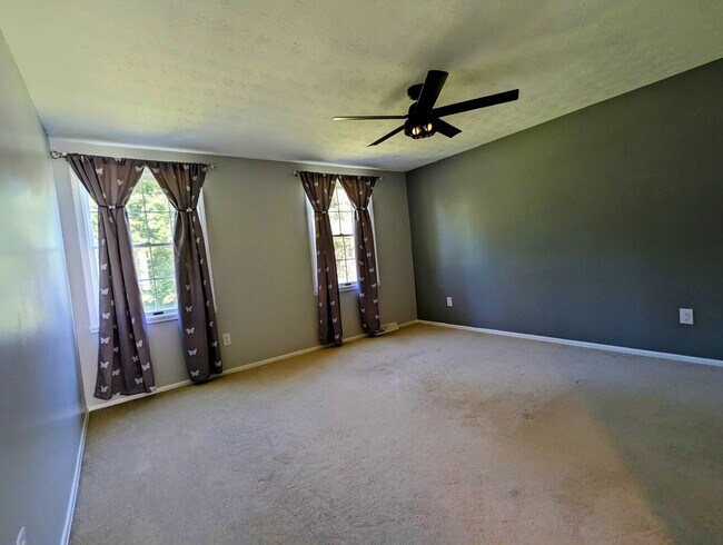 Building Photo - Center Hall Colonial for rent in Hudson!