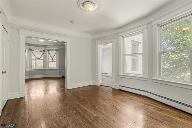 Building Photo - 132 Roseland Ave