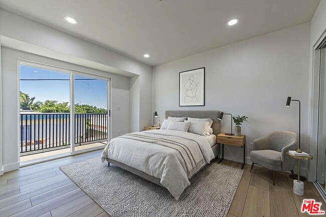 Building Photo - 5434 Romaine St