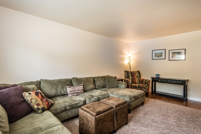 Building Photo - 1620 Dahlia Ct