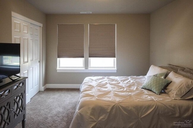 Building Photo - Newer construction / Community pool