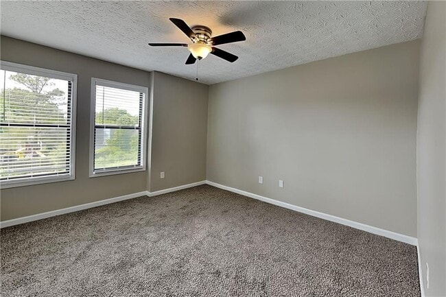 Building Photo - 3951 Kensington Dr