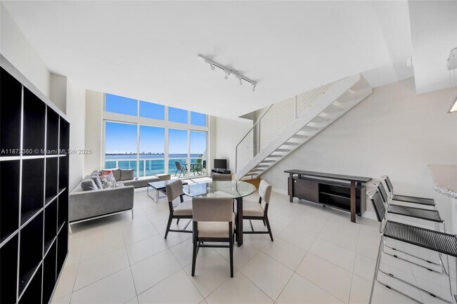 Building Photo - 2000 Bay Dr