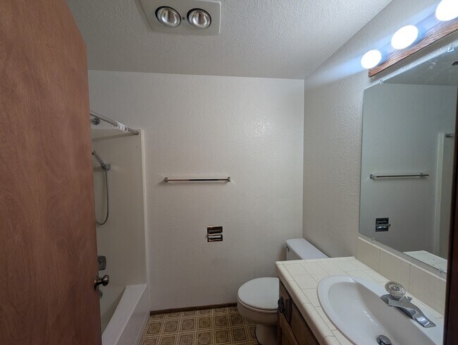 Building Photo - 805 NE Ash Ct