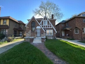 Building Photo - Beautiful Renovated Colonial